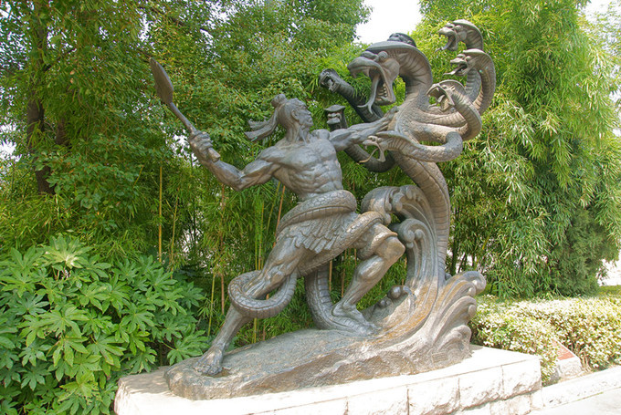 这个场景为应龙助大禹治水.