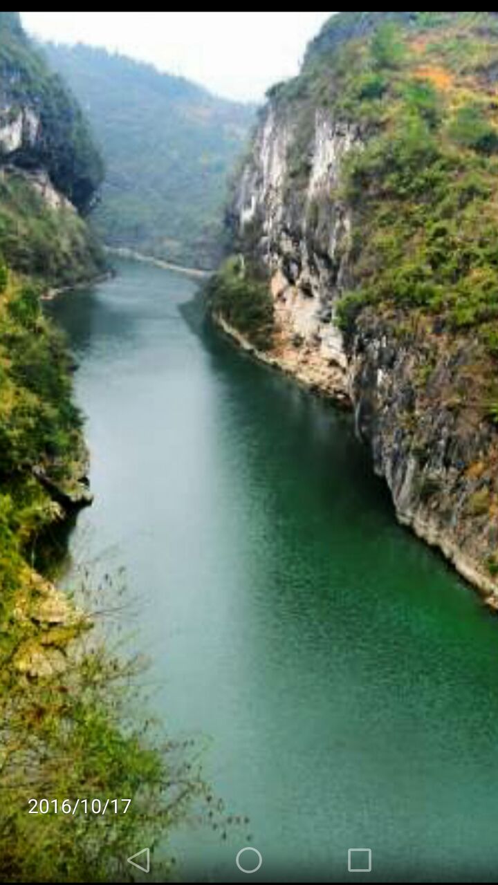 阿蓬江在黔江境内冲破崇山峻岭,一泻千里,山高谷深绝壁对峙,形成独特