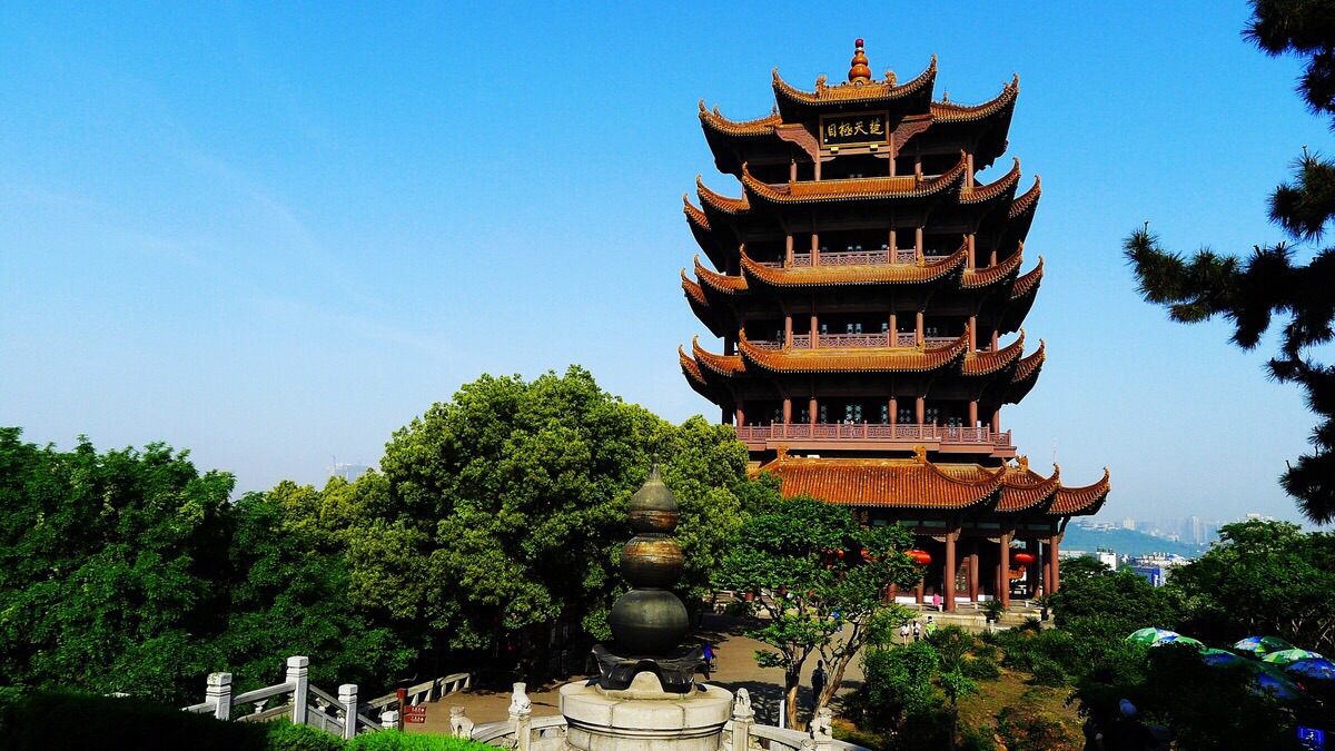 黄鹤楼是武汉市的标志性建筑,与晴川阁和古琴台并称"武汉三大名胜".