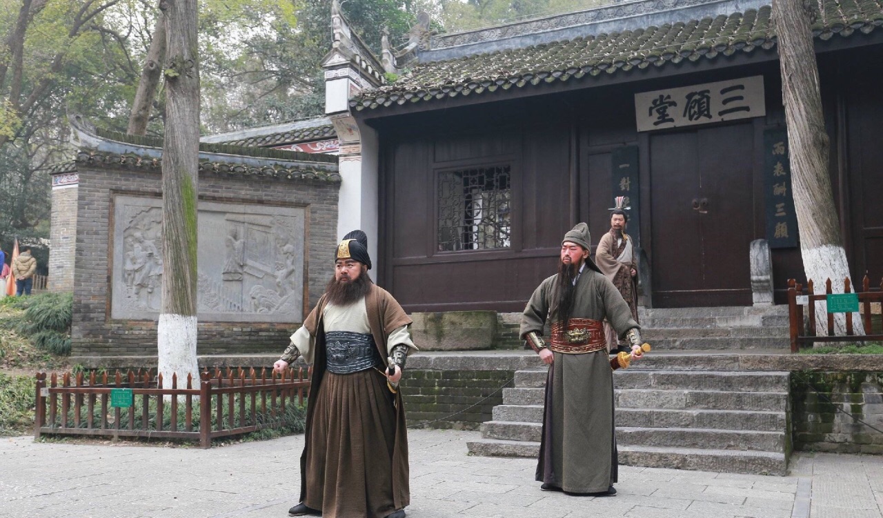 襄樊古隆中是一个以诸葛亮故居为主体的风景名胜区,在鄂西北历史文化