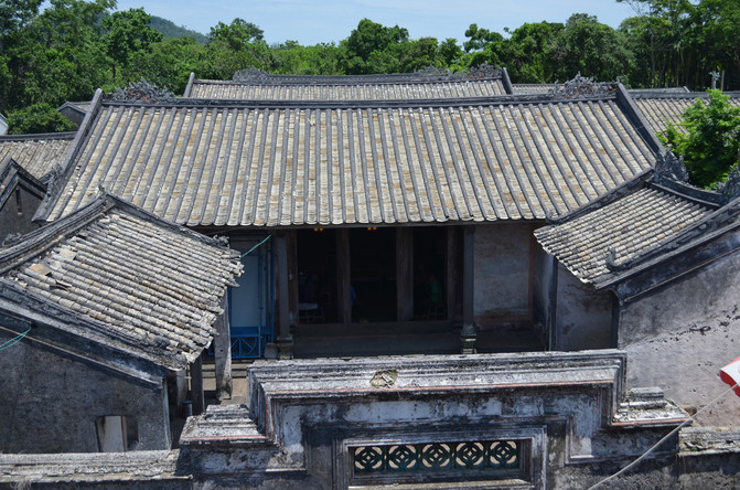 村中有着近200年间先后建起的民宅群:侯家大院,古石板路,古村门,古