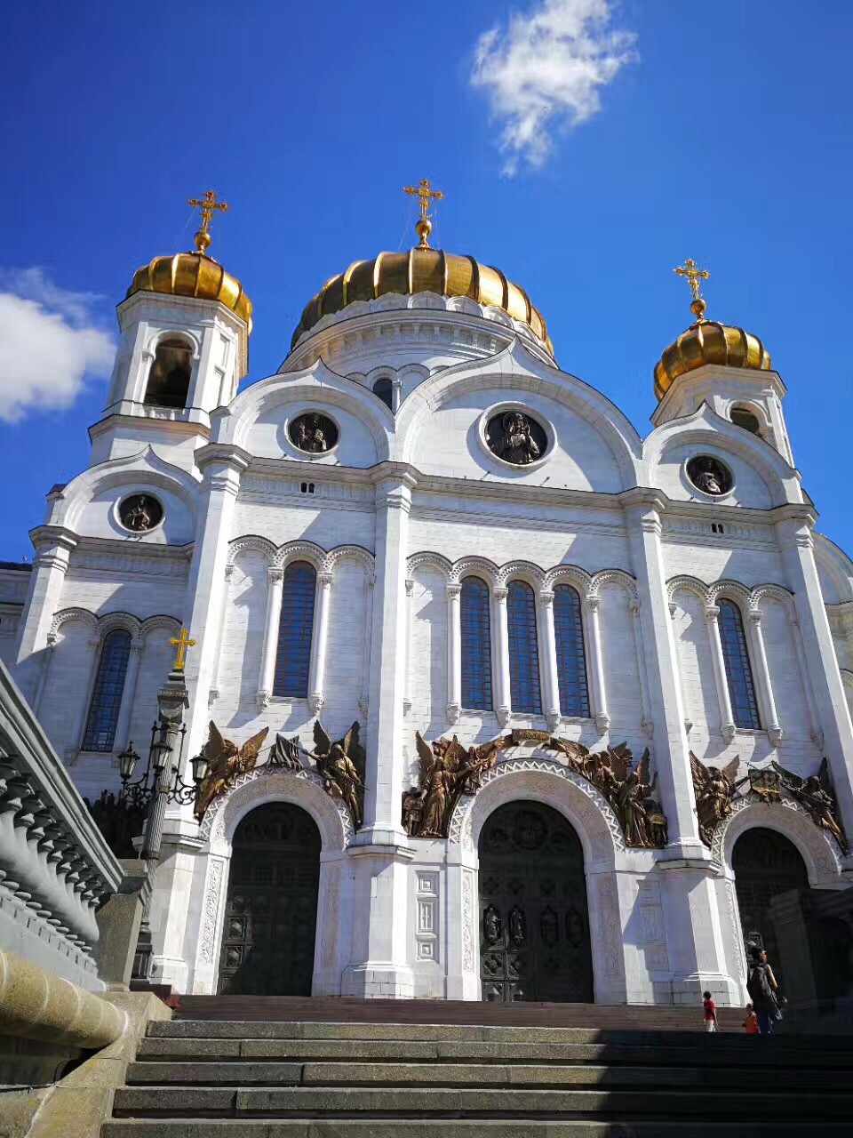 俄罗斯的基督救世主大教堂,位于莫斯科河边,是世界上最高的东正教