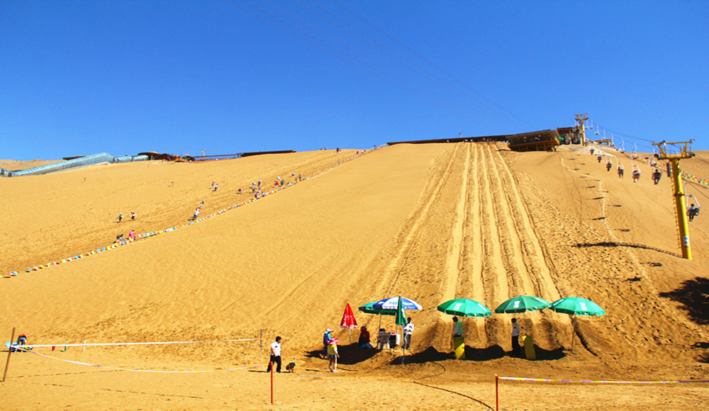 沙坡头游览区的特色之一是滑沙.