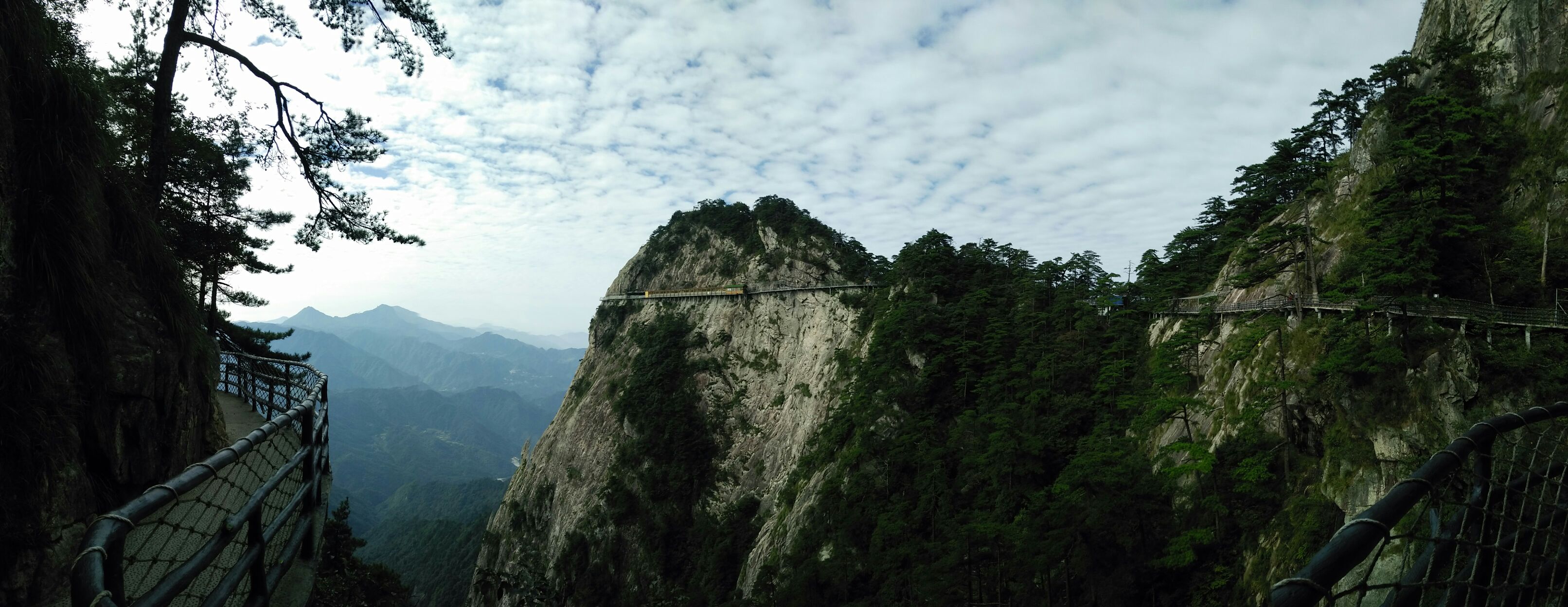 【携程攻略】岳西明堂山景点,风景还是很不错的,玻璃栈道很有意思.