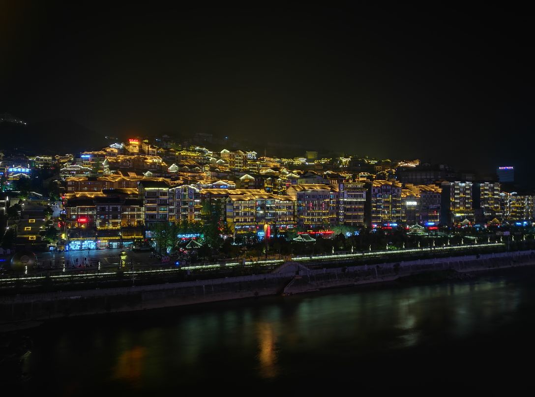 中国名酒胜地一一茅台镇,更适合夜晚游览,镇里夜景不错,住在镇上,可沿