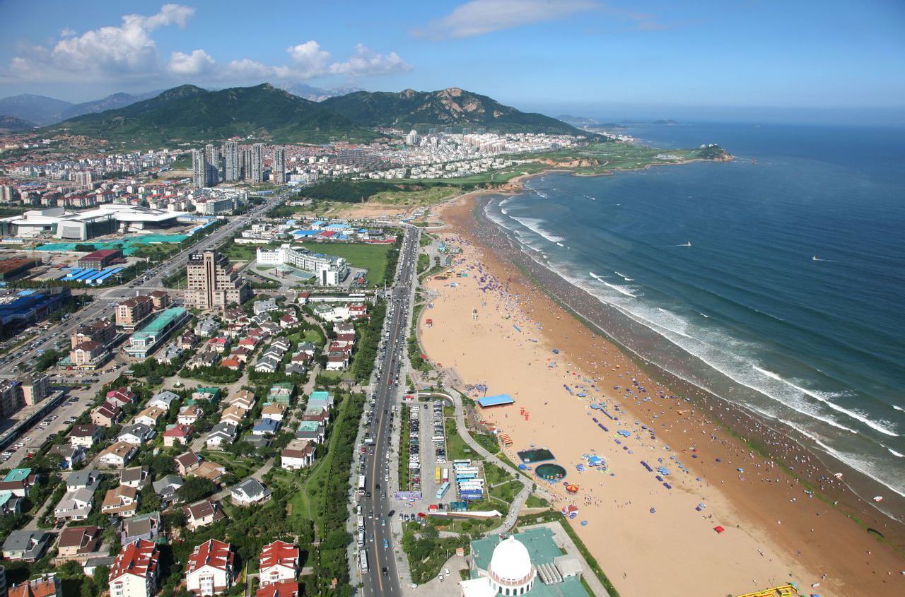 崂山区位于山东半岛南部,青岛市东南隅,黄海之滨