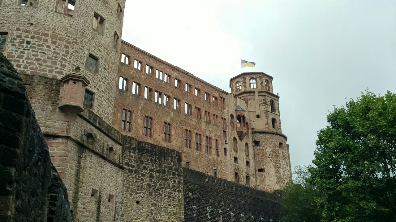 海德堡是德国的著名旅游景点,海德堡城堡位于海德堡的最高点的小山上