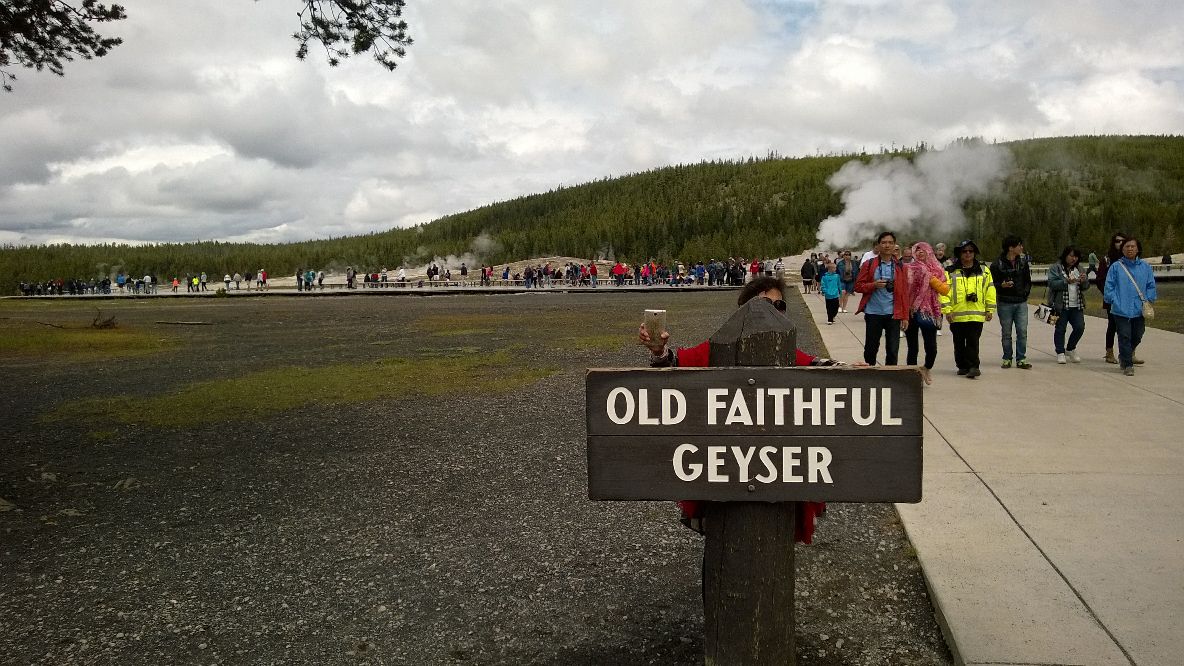 老忠实间歇泉old faithful geyser