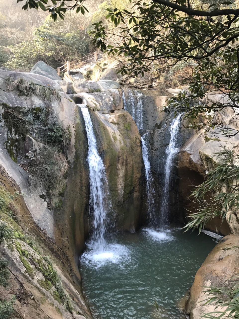 上山路弯道较多,都绕晕了,竹林空气清新,百米瀑布感觉比较壮观 2017