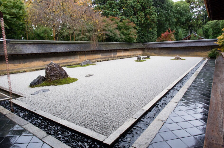 龙安寺,整个寺庙古朴大气,游客不多,比金阁寺幽静多了,整个庭院住处不