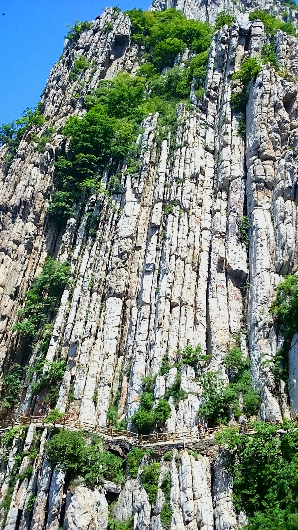 书册崖,嵩山石英岩地貌的标志性景观之一,直立的岩石好像打开的书.