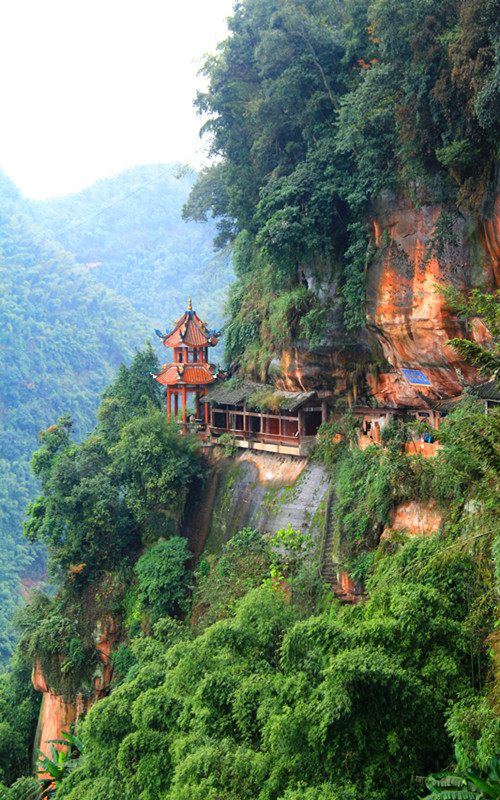 位于蜀南竹海南部仙寓洞景区擦耳岩陡崖之中,因自然景观和人文景观