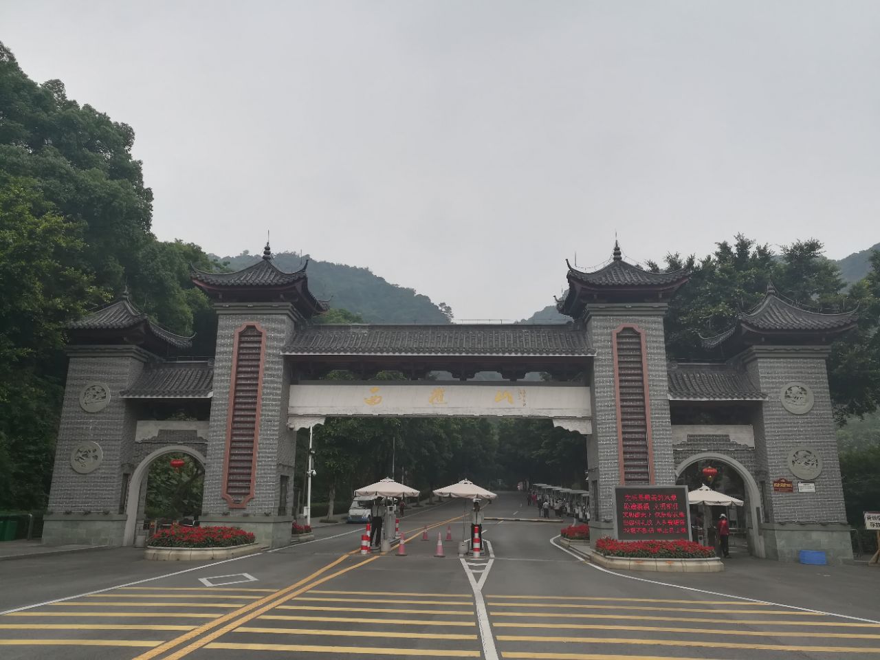 西樵山风景区很漂亮,5a级景区,地方太大了,景点分散,开车进去方便