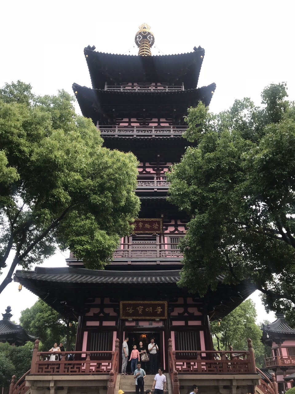 穿过枫桥景区,走过江村桥,就到了寒山寺大门.