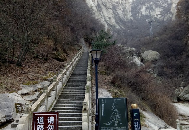 历史上,"智取华山路"的黄甫峪,猩猩沟等路段,开发早于"自古华山一条路