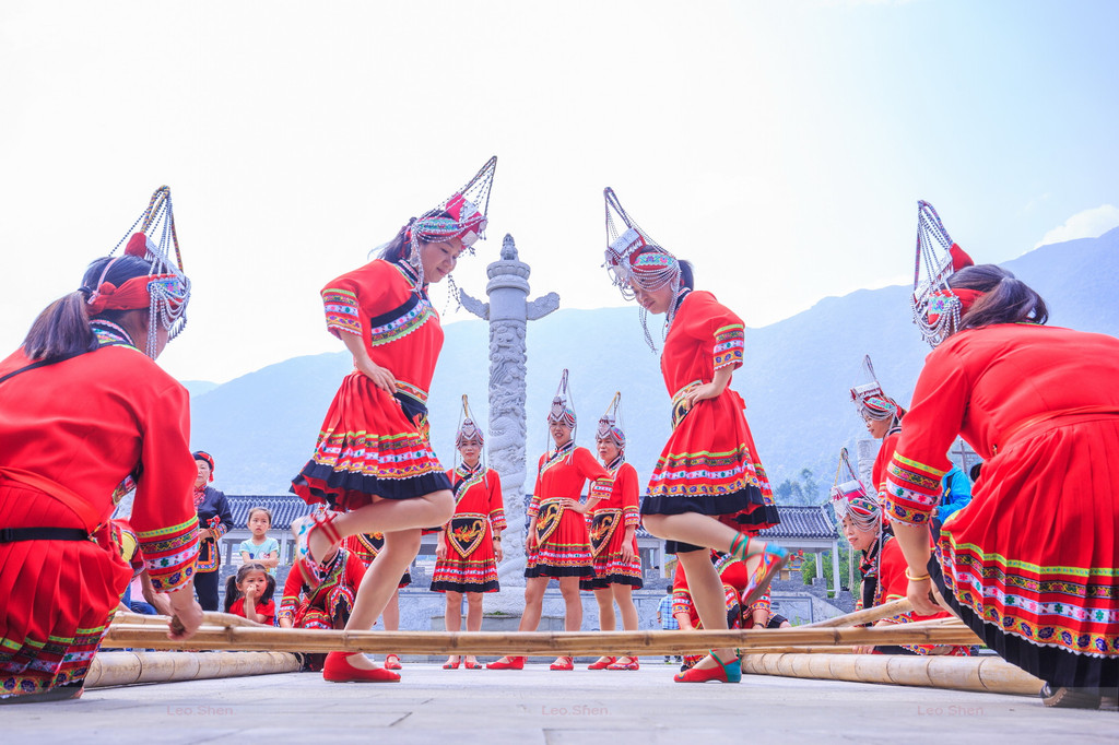 一个个别出心裁的环节 用独具特色的婚俗互动表演 展示了畲族的传统