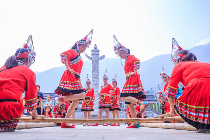 畲族人民热情善舞,在喜宴上也不例外,姑娘们穿戴整齐热闹的跳起竹竿舞