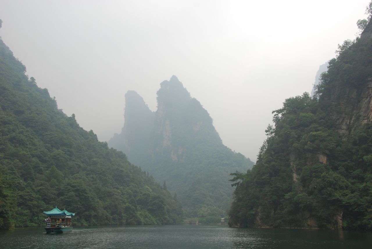 鹰窝寨是宝峰湖景区内的一个小景点,是进入景区后的第一站,是往上爬山