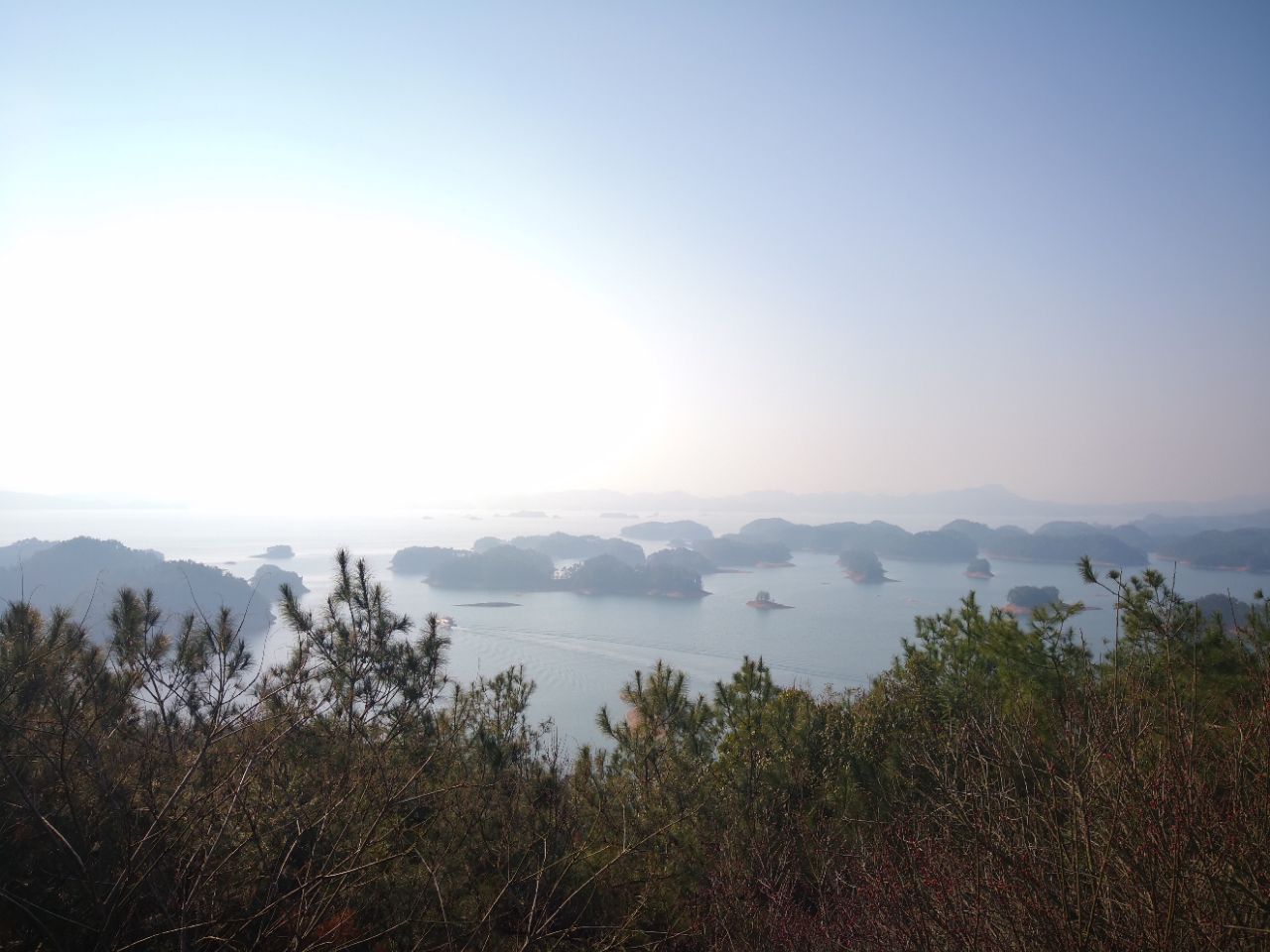 在梅峰顶的观景台看到的景色,是景区的精华所在,就连千岛湖的门票上