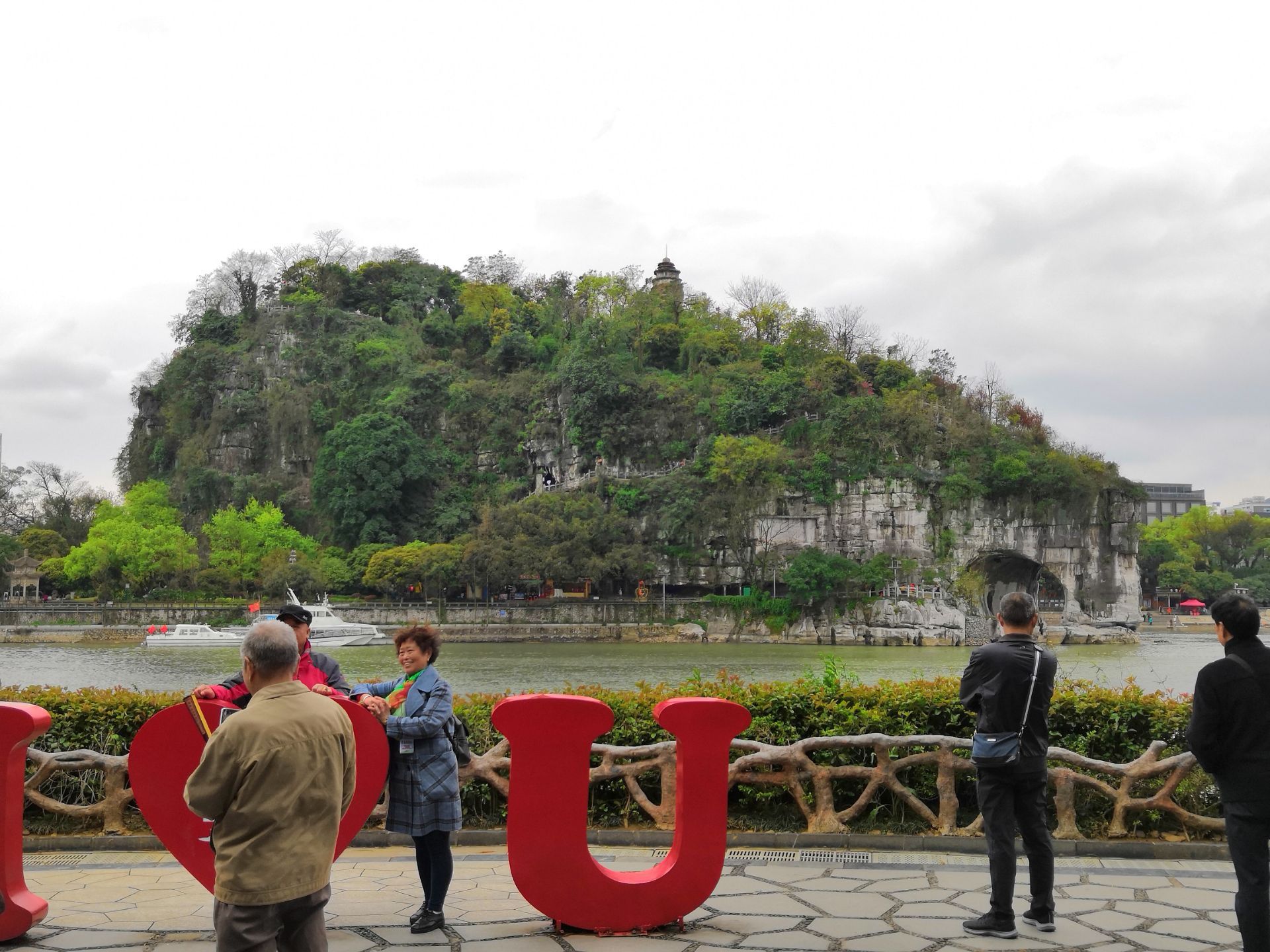 訾洲岛,位于百里画廊漓江核心区,是漓江上最著名的一座洲岛,与漓江