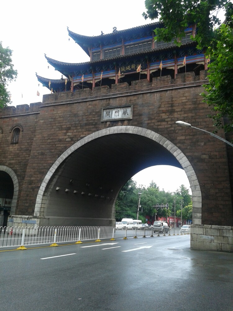 铁门关仅靠晴川阁,而且可以免费上去,上面有一个阁楼,展出了武汉的