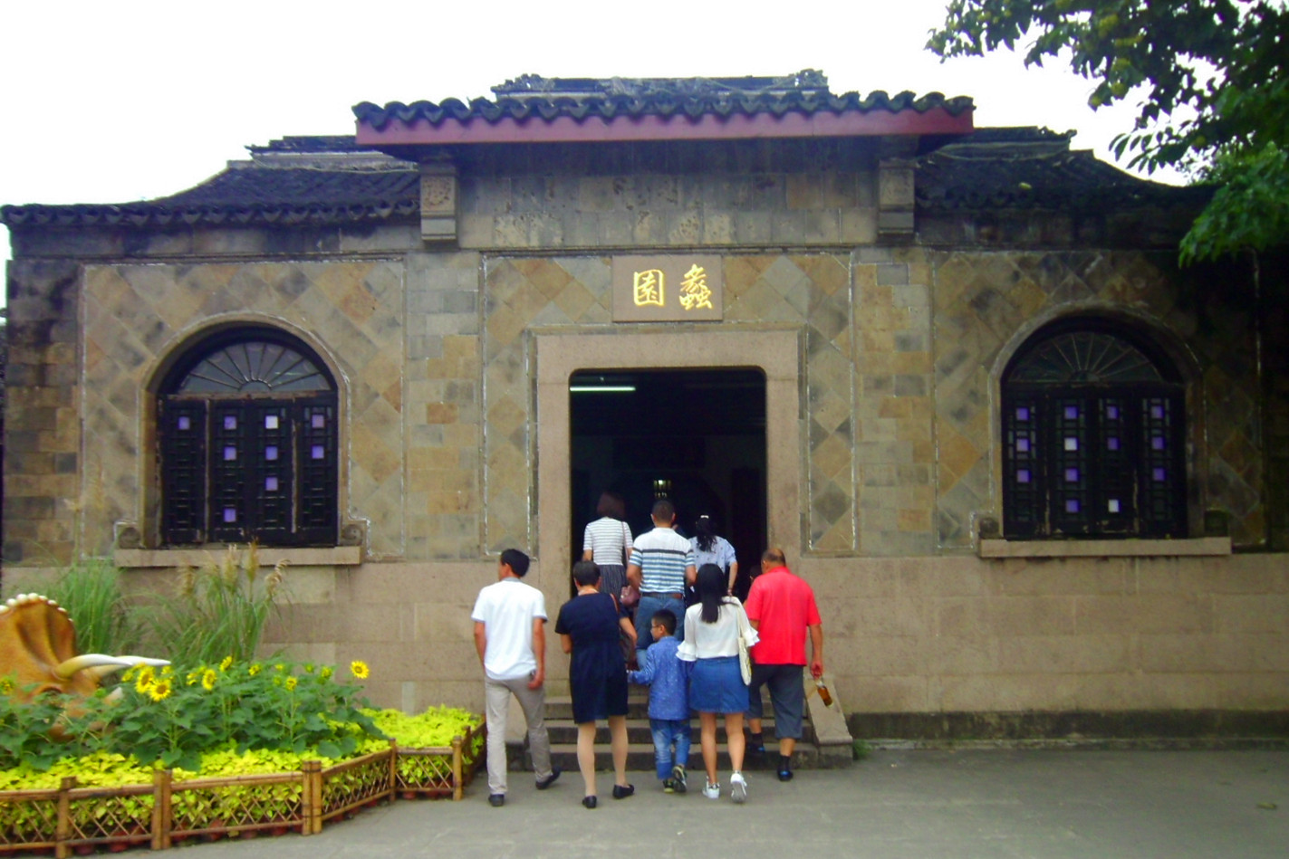蠡园,地处风光秀美的蠡湖之滨,是国家重点名胜区"太湖"的主要景点之一。它占地123亩,其中水域面积约五分之二,以水景见长。公园门口就有自助取票机,快速便捷,挺好的。因为是国庆长假虽不算人山人海,但也满满的人头。蠡园给我的第一感觉大气,走进蠡园入口像是个迷宫,让我这个方向感不好的人差点迷失方向。不过有指示牌,跟着它我来到了我最想看的向日葵,拍拍照、放松放松心情。同时里面有儿童游乐区带小朋友来的正好可以让宝宝玩。坐游船去西施岛转了一圈,岛不大,一圈差不多半小时左右,岛上有几