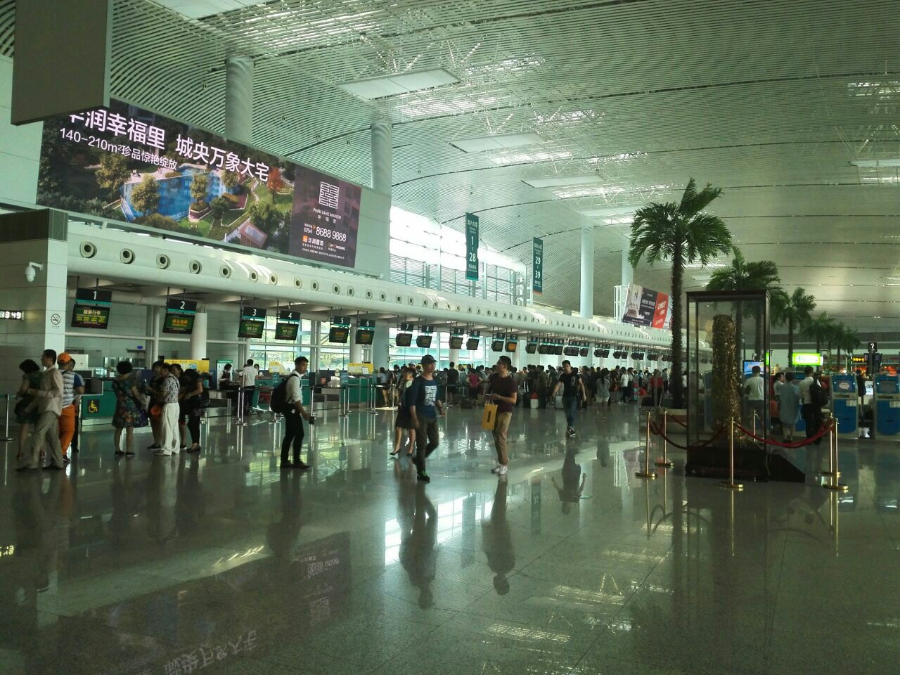 揭阳潮汕机场规模不大,航班不是很多,所以机场显得特别的安静.