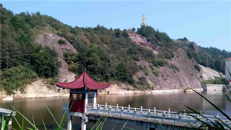 雷山风景区位于大冶市城西十五公里的陈贵镇境内,有小雷山,大泉沟