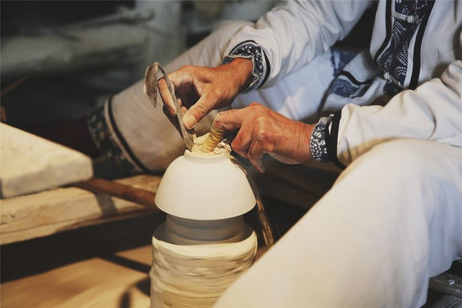 这里是制作瓷器坯胎兼瓷器坯胎釉下彩绘的工场.