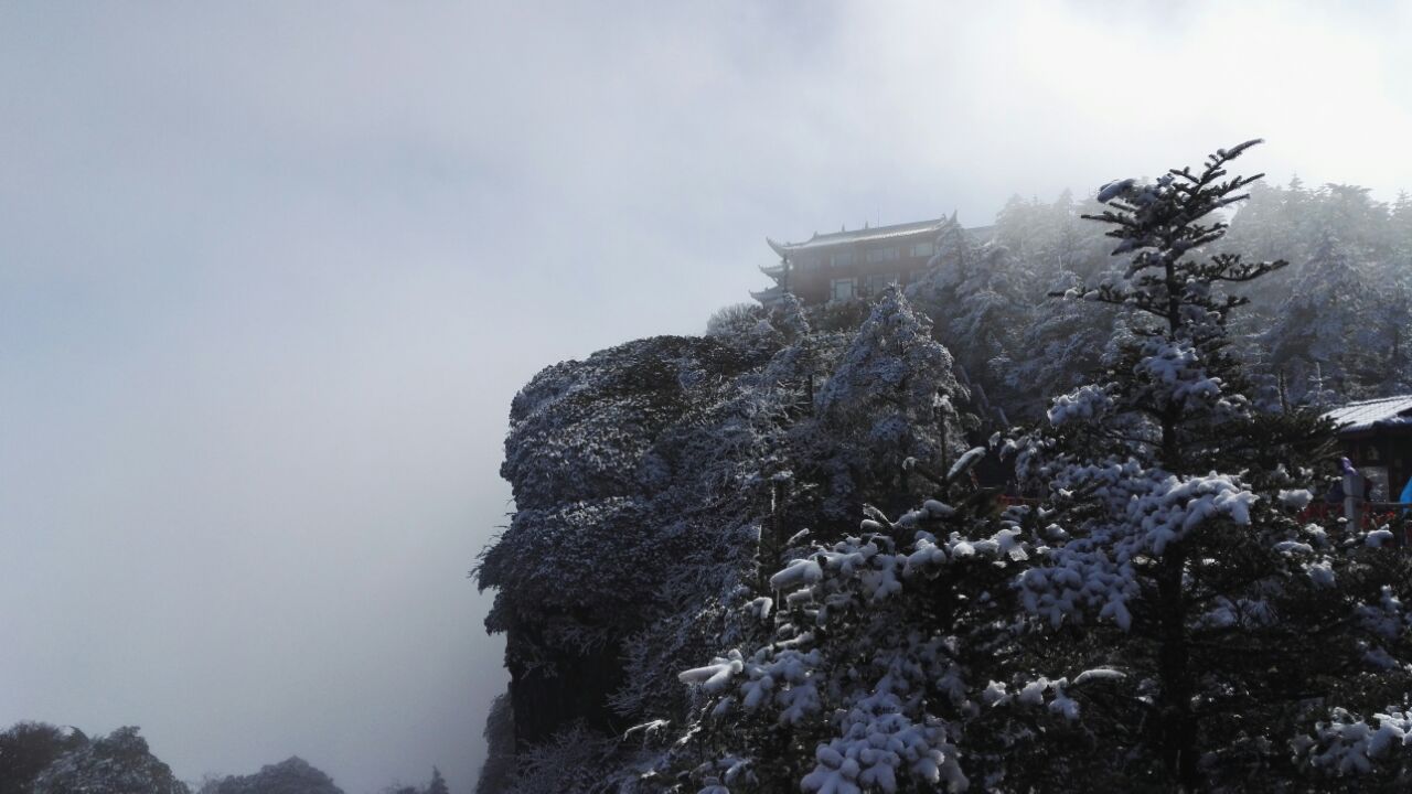 峨眉山景色很好,淡季12月份去的,人不是很多,山上也不是特别冷,爬