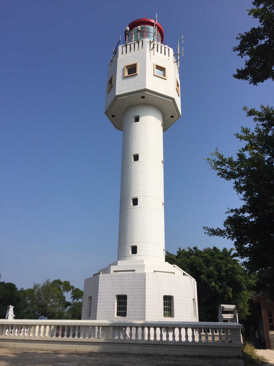 涠洲岛地标性建筑,就在鳄鱼山景区门口.