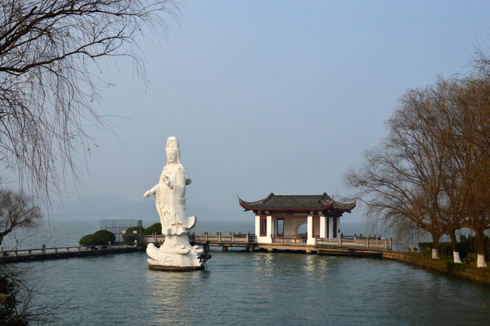 我们是住在小普陀景区(也是东钱湖景区)旁边的宁波柏悦酒店,从酒店