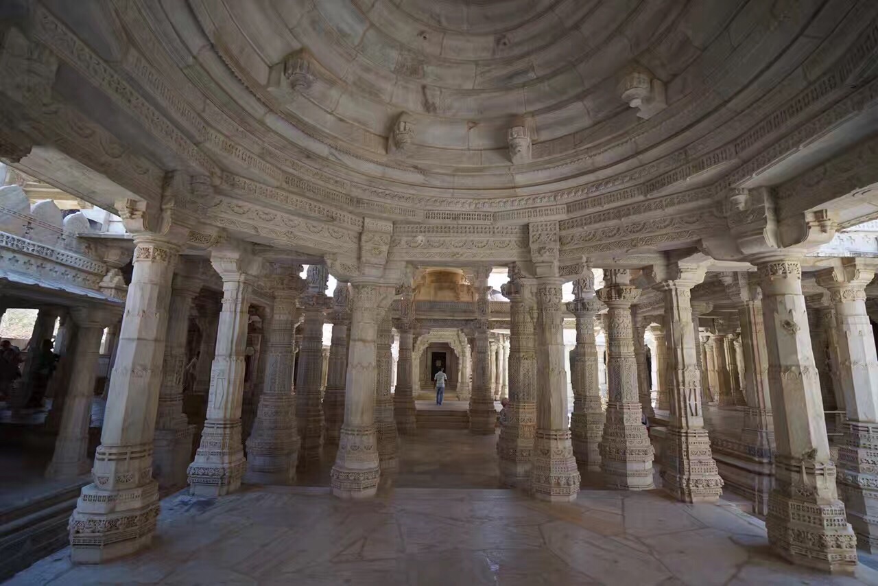 神庙的内部覆满了工艺精美的雕刻,而这里浅色的内饰也给人一种神奇