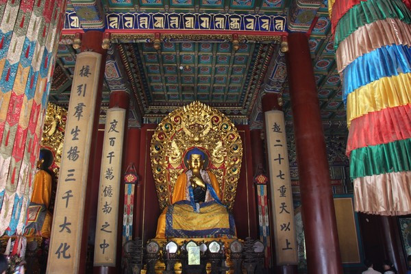 雍和宫永佑殿:正中央供奉的是藏传佛教的佛像无量寿佛(阿弥陀佛),西