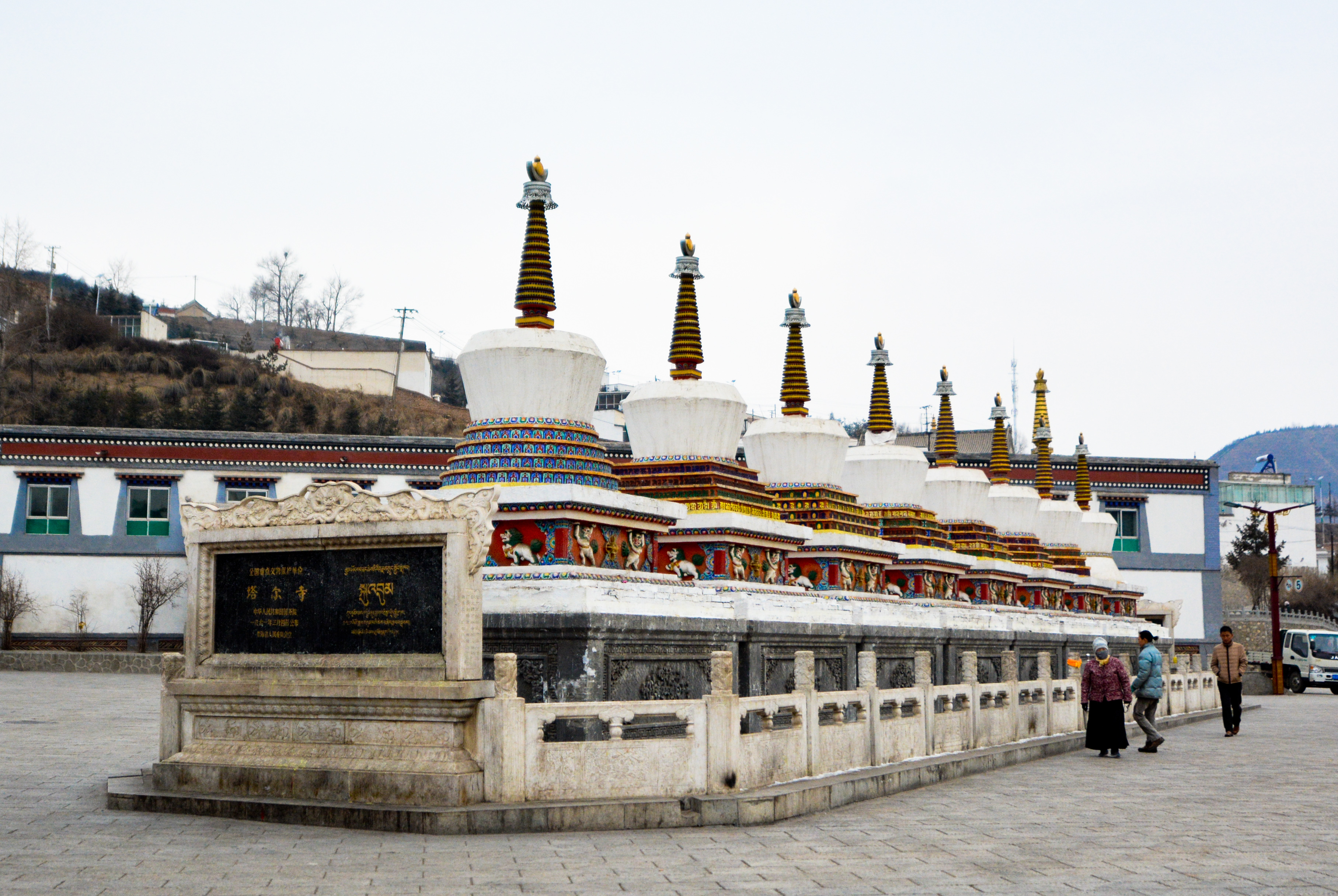 塔尔寺是青海省和中国西北地区的佛教中心和黄教的圣地,主要建筑依山