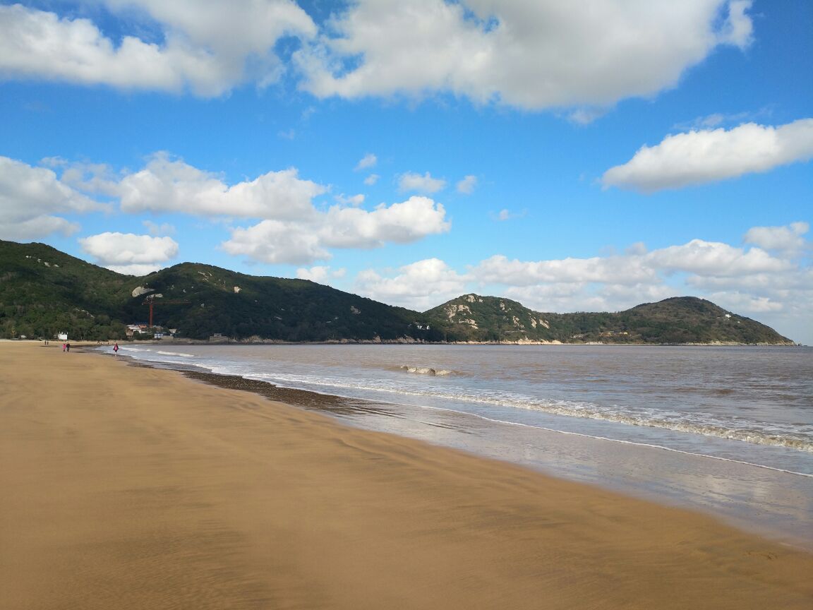 我们是自驾穷游,主要介绍费用支出,住的朱家尖南沙民宿,看下来比景区内的便宜一点,也能吃到海鲜大排档,还能去看看沙雕(晚8:30后,沙雕广场免费开放),第二天开车去的普陀山。朱家尖码头停车场口有一个临时停车场,一律30元,不限时,码头的停车场收费另附图。上码头前有卖香的,我想说,别买,比景区贵,摆渡普通票25一人,单程,国庆普陀山的景区门票是200,进入景区,那时候路边的摊位卖的香是整个路程最便宜的(我在码头买的20,同样的这里只要10元,寺庙口的要价20-30不等),景区内大巴两个价,5元和10元(基本都