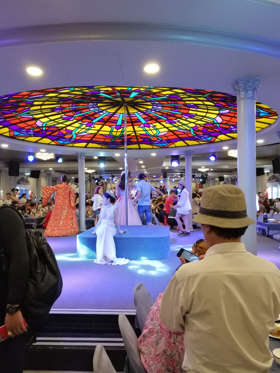 东方公主号游轮上可以吃饭,看着泰国最美人妖表演.
