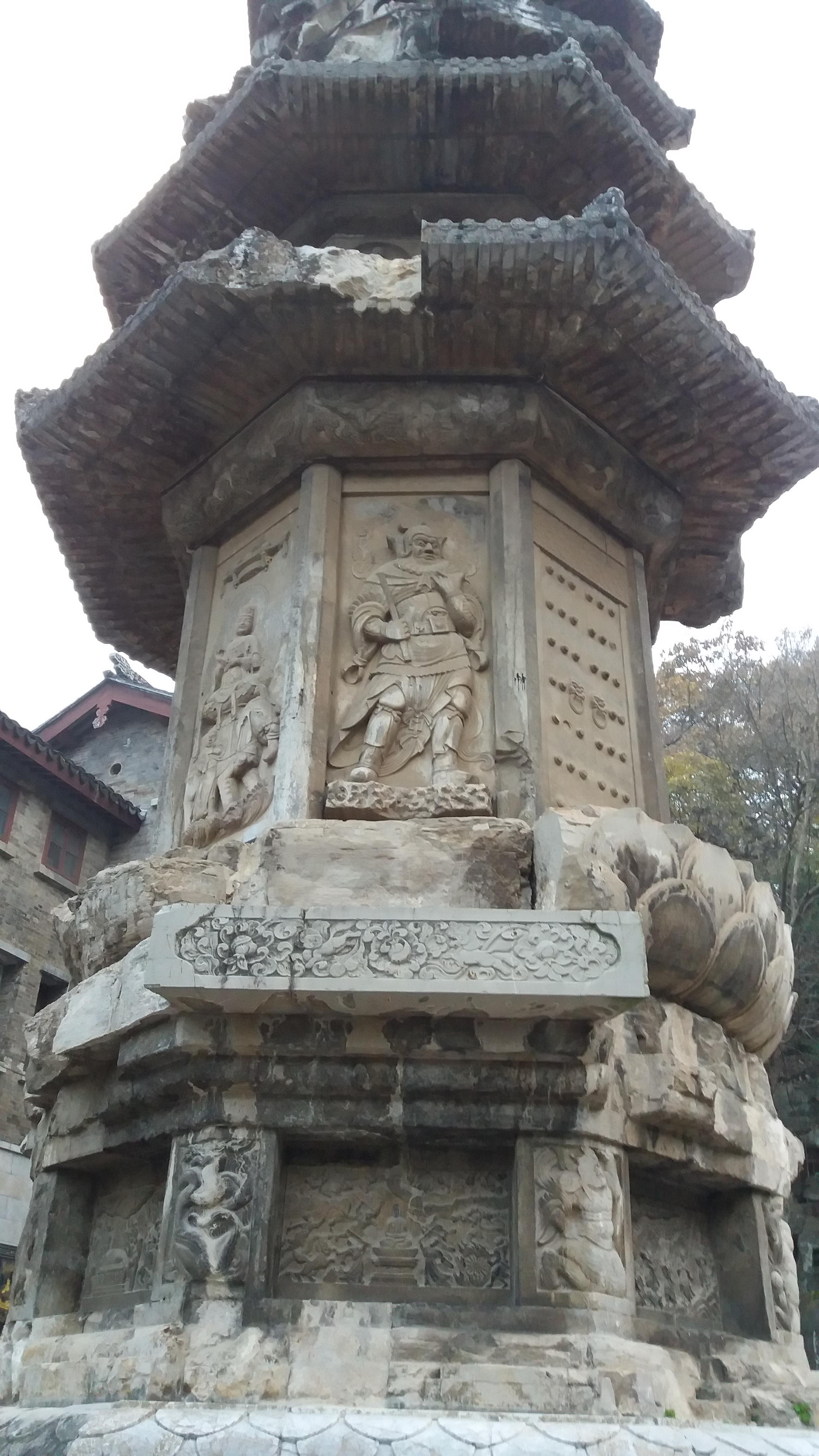 1,栖霞寺舍利塔位于南京市栖霞区栖霞山麓的栖霞寺东,是中国五代时期