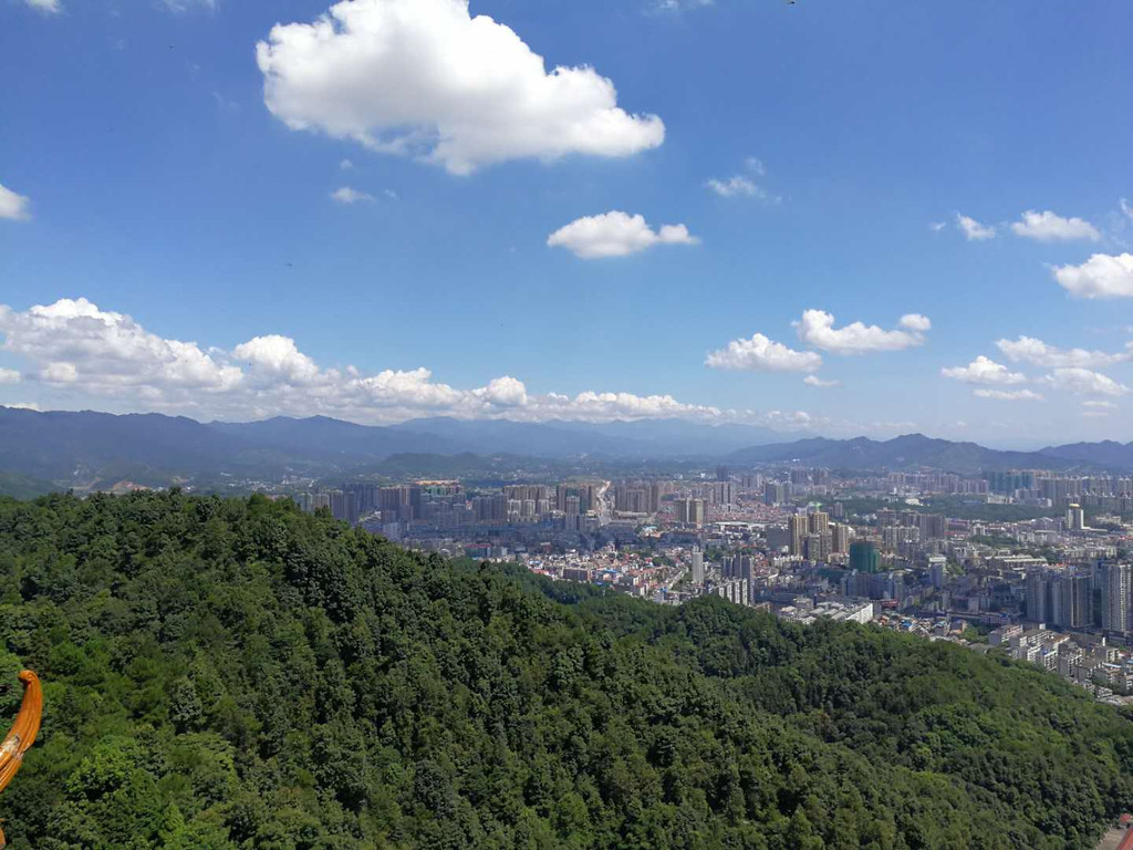 到了塔顶,浏阳市全貌一览无余!