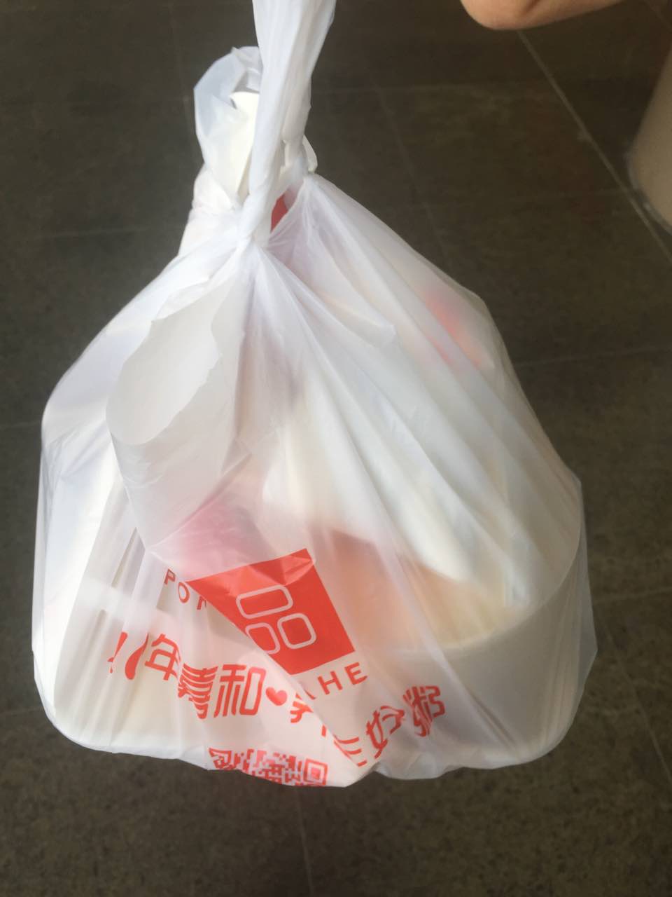 环境挺好的,服务良好,菜品美味,口味适中,顾客量大,嘉和一品还是一个