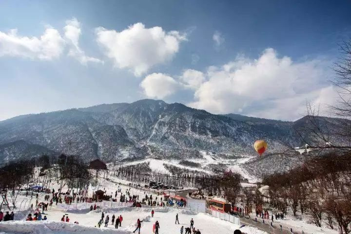 日月坪的云海也是极其壮美的, 西岭雪山滑雪场