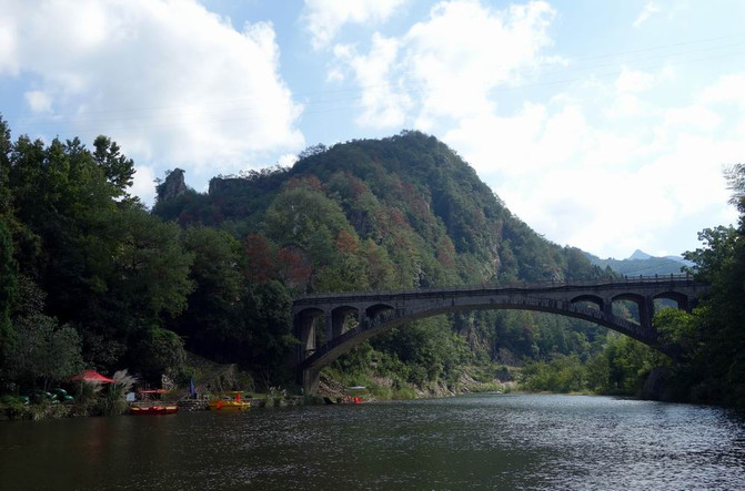 从正门检票后,沿着下岙大桥旁边的石阶下行至楠溪江边,有旅游步道.