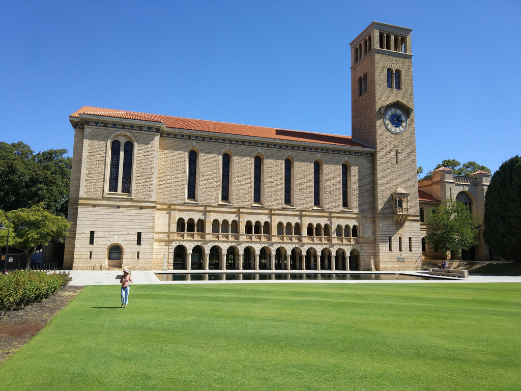 帕斯西澳大学