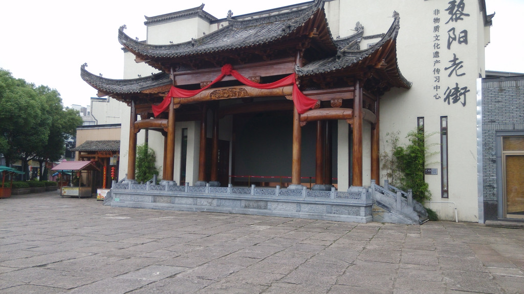 老街大戏台是修过的,逢周六日有黄梅戏演出.
