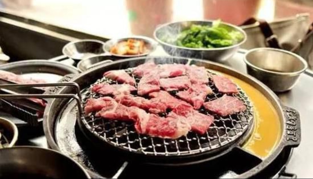 韩国烤肉吃法有别于中式烤肉和巴西烤肉其吃法很特别吃肉的时候要包着
