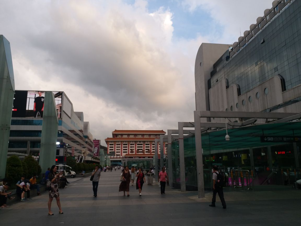 罗湖口岸是通往香港的重要口岸,过了口岸,有地铁线路可以直接到达