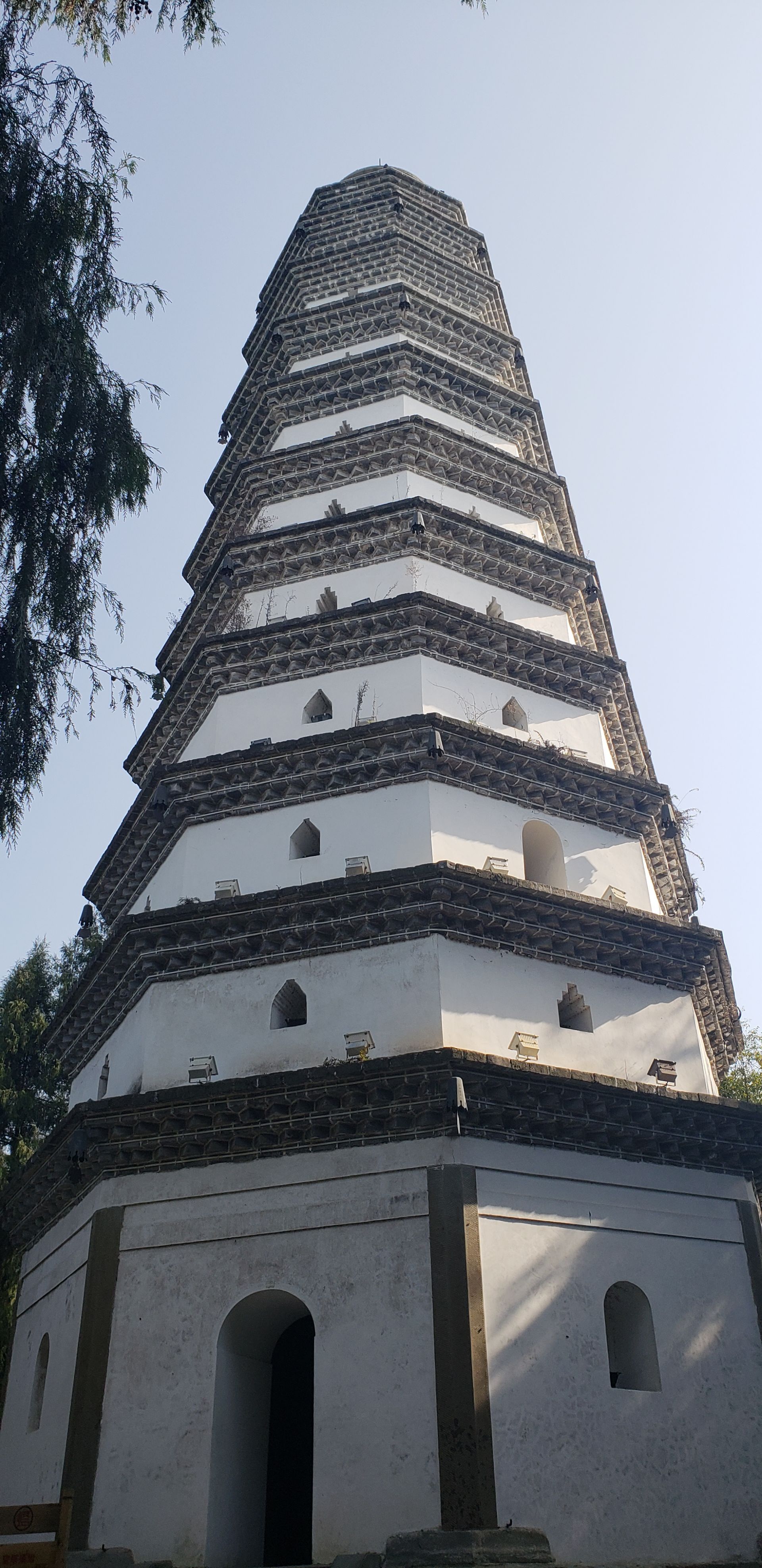 阆中的白塔山公园应该算是真个阆中最高的地方了吧,跟着导航开车上山