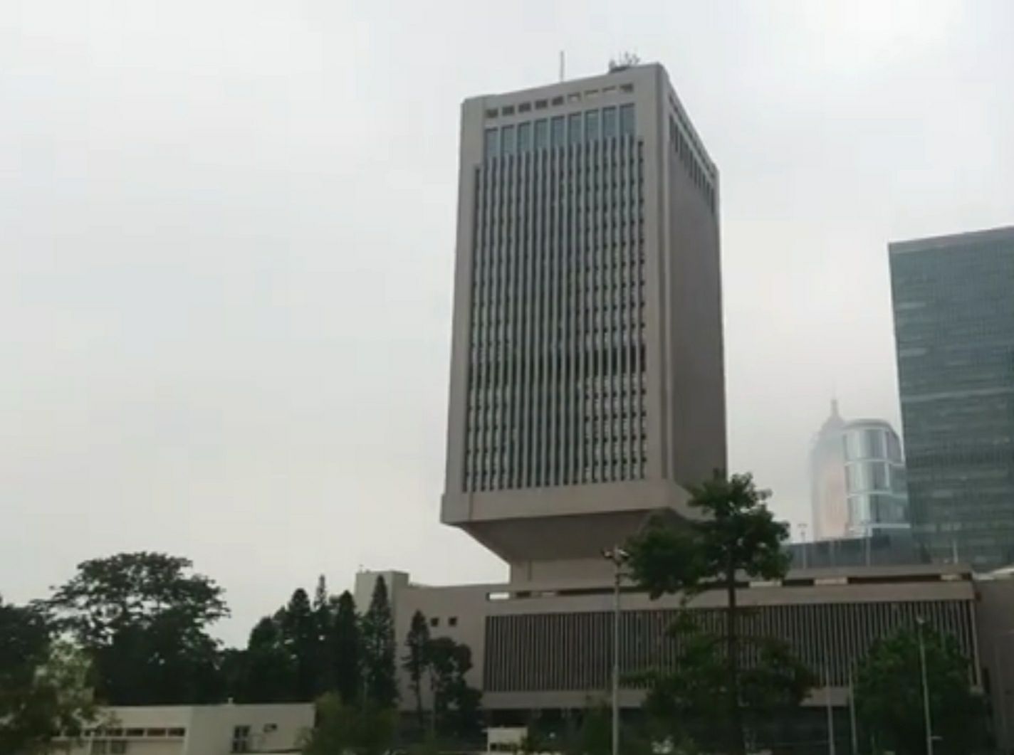 在港英时期称之为威尔士亲王大厦,现在已是解放军驻港部队总部,守卫着