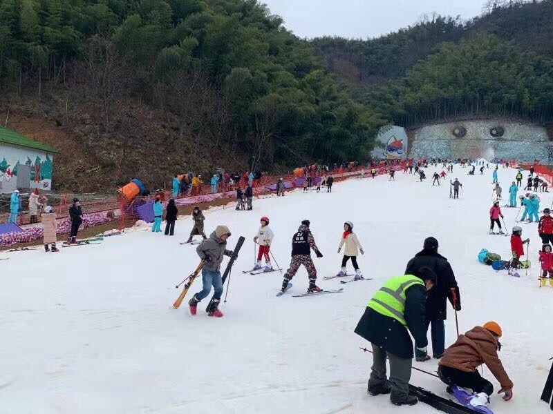 场没想到发现了桐庐国际滑雪场这个新大陆看距离杭州市区很近我们一