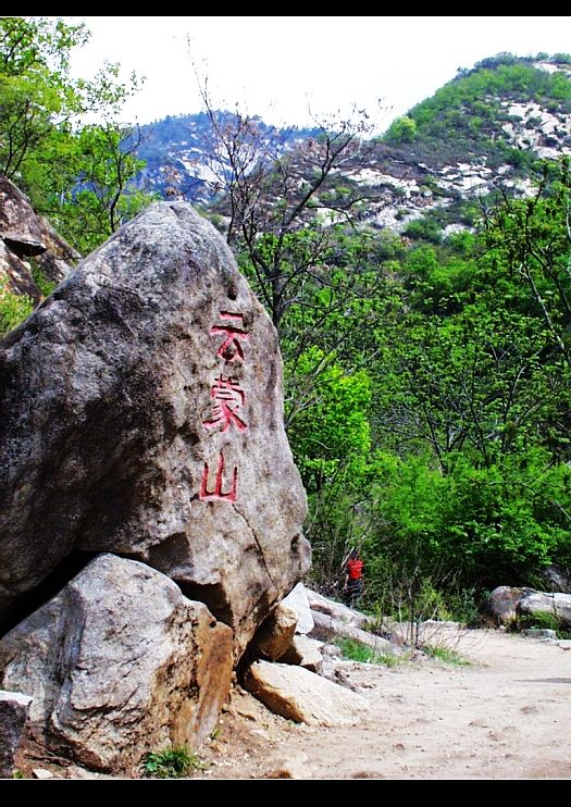 云蒙山国家森林公园坐落在北京市密云区,北京郊区的自然风景区,山石